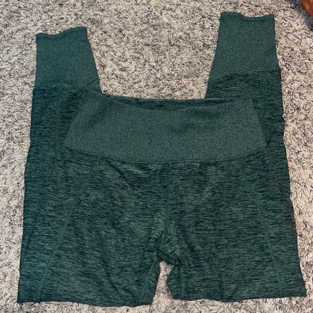 green thick leggings w pockets